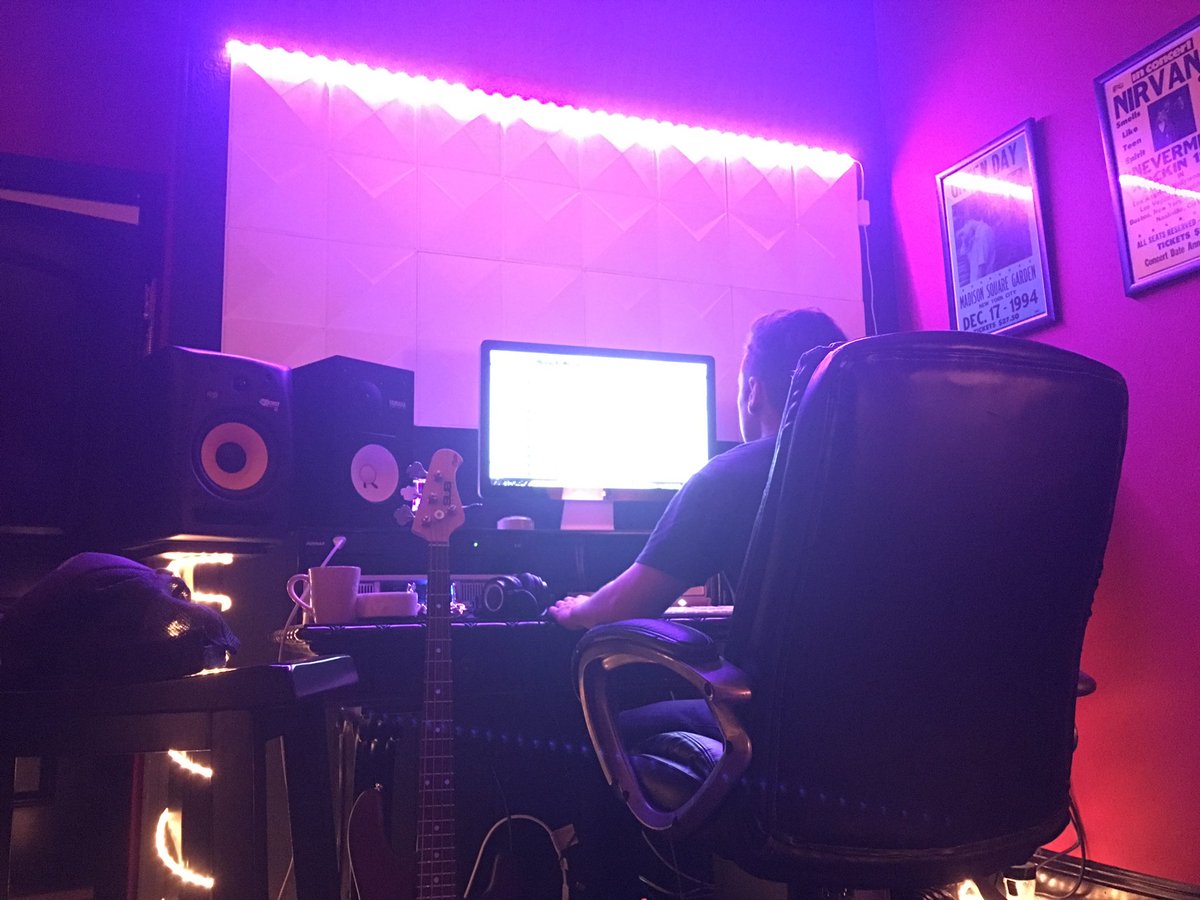 1LoganHenderson's tweet photo. @rasofficial and I In the spaceship https://t.co/F03iQEgtes