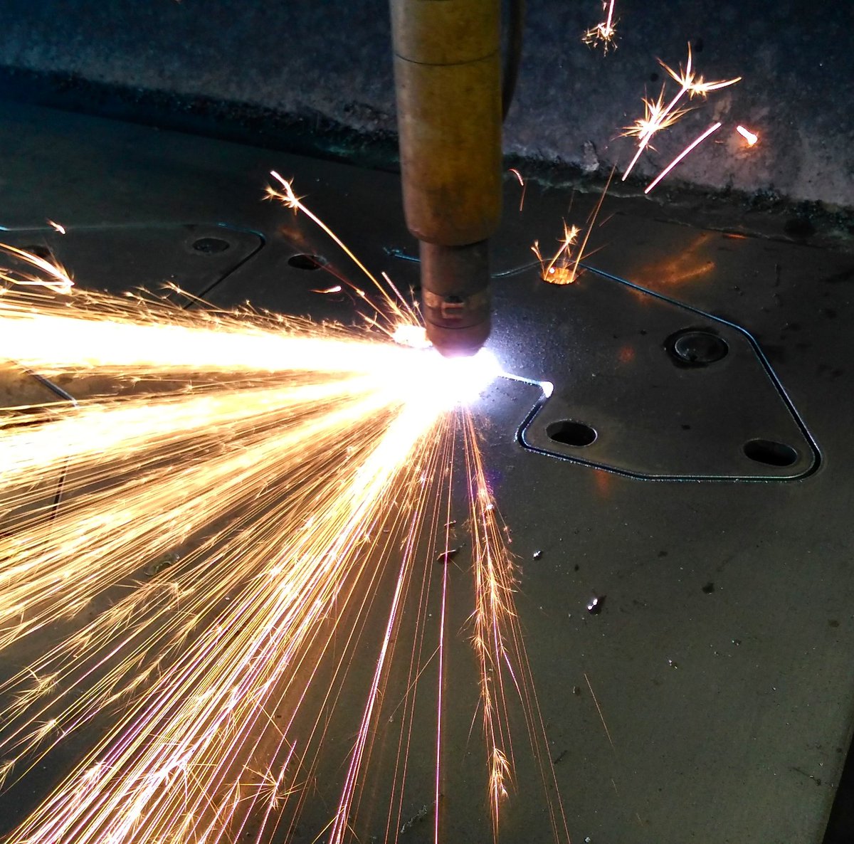DirtBoundInc's tweet photo. Been running our bulltear CNC plasma table non stop. Jeep parts hand made in the USA! https://t.co/pUdkBmpRyK