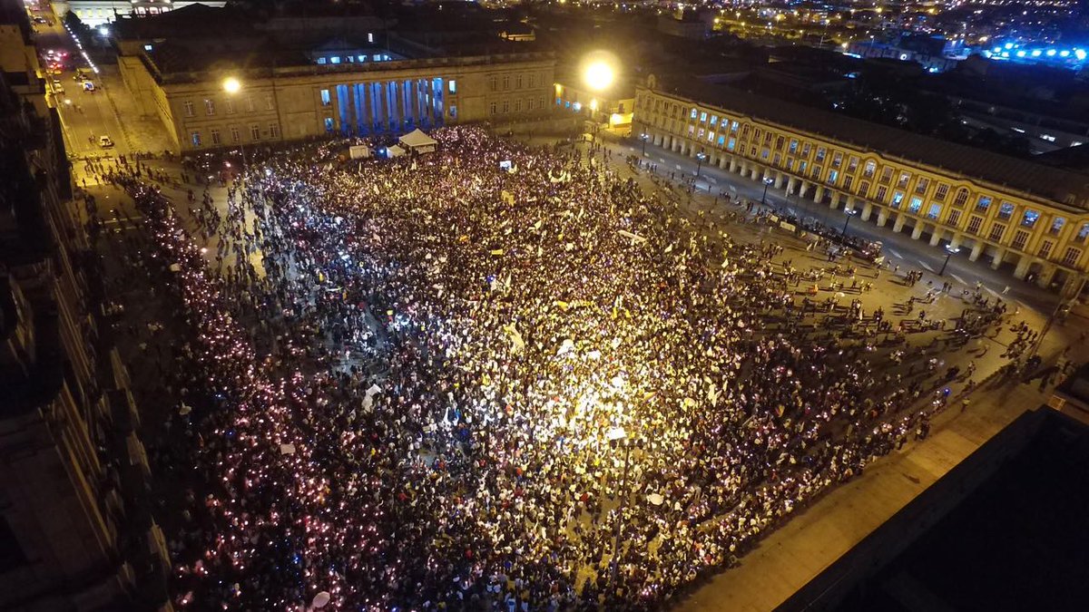CJoseMoreno's tweet photo. Increíble manifestación de jóvenes reunidos en la plaza de Bolivar de Bogotá diciendo #SíAlaPaz https://t.co/k0HwuKNOKD