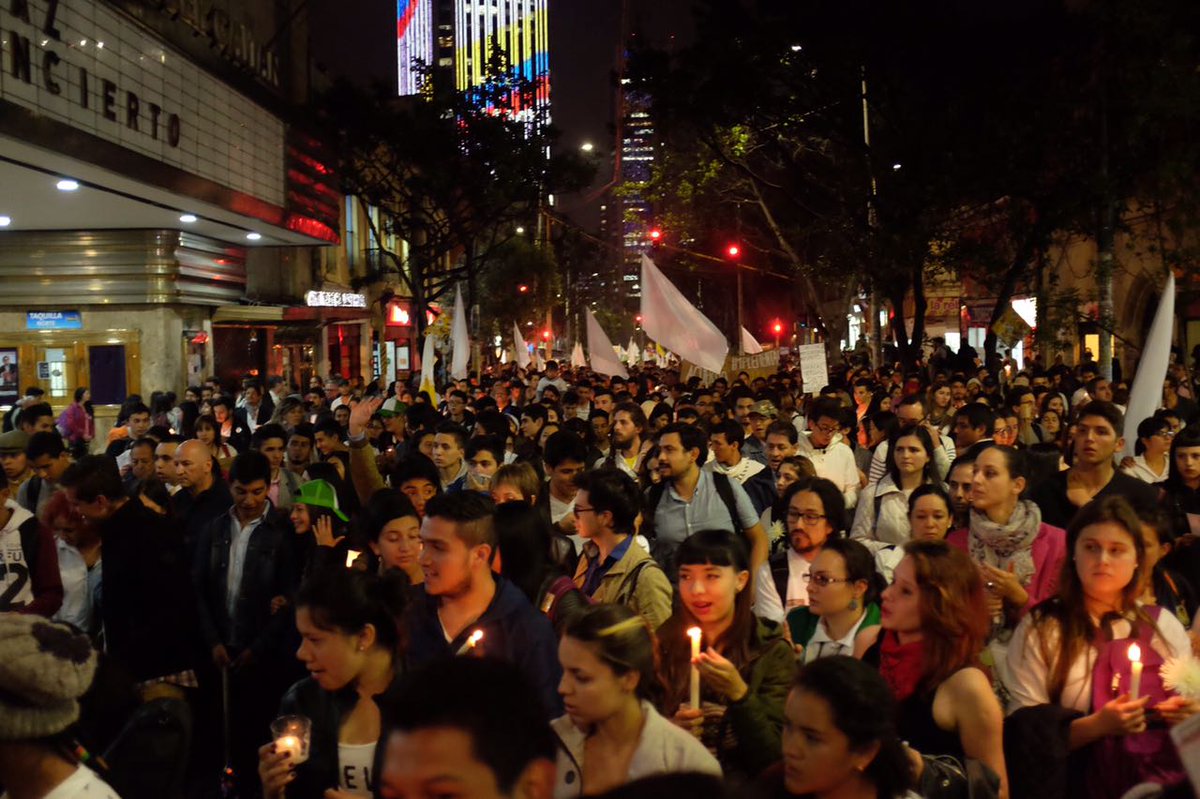 RevistaSemana's tweet photo. En imágenes | Algunos momentos claves de la #MarchaPorLaPaz en la Plaza de Bolívar https://t.co/JZCjkdtaSd https://t.co/jLYMtEuyNU