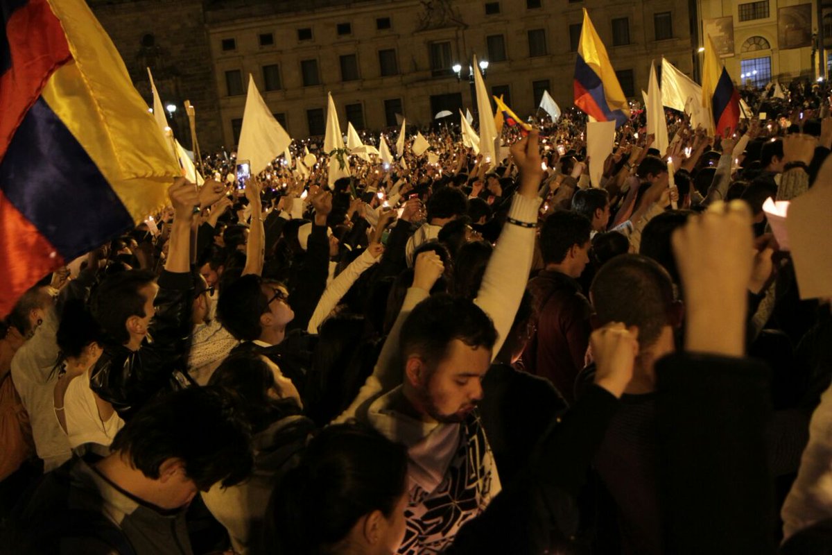 RevistaSemana's tweet photo. En imágenes | Algunos momentos claves de la #MarchaPorLaPaz en la Plaza de Bolívar https://t.co/JZCjkdtaSd https://t.co/jLYMtEuyNU