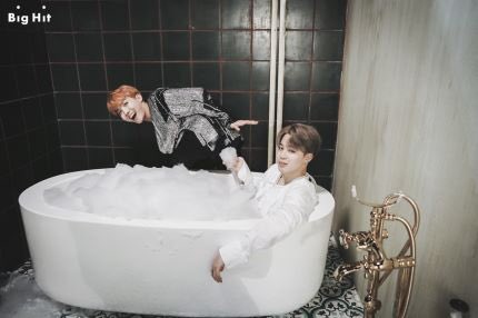 Bulletproof_SG's tweet photo. [STARCAST] BTS 'WINGS' Jacket shooting behind the scene #방탄소년단 #지민 https://t.co/dDIeFu9c1G