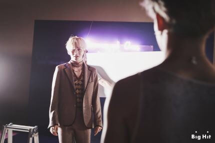 Bulletproof_SG's tweet photo. [STARCAST] BTS 'WINGS' Jacket shooting behind the scene #방탄소년단 #지민 https://t.co/dDIeFu9c1G