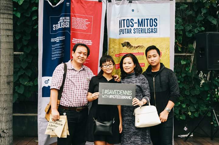 Senang sekali melihat keluarga yang cinta satwa seperti ini. #SaveDennis