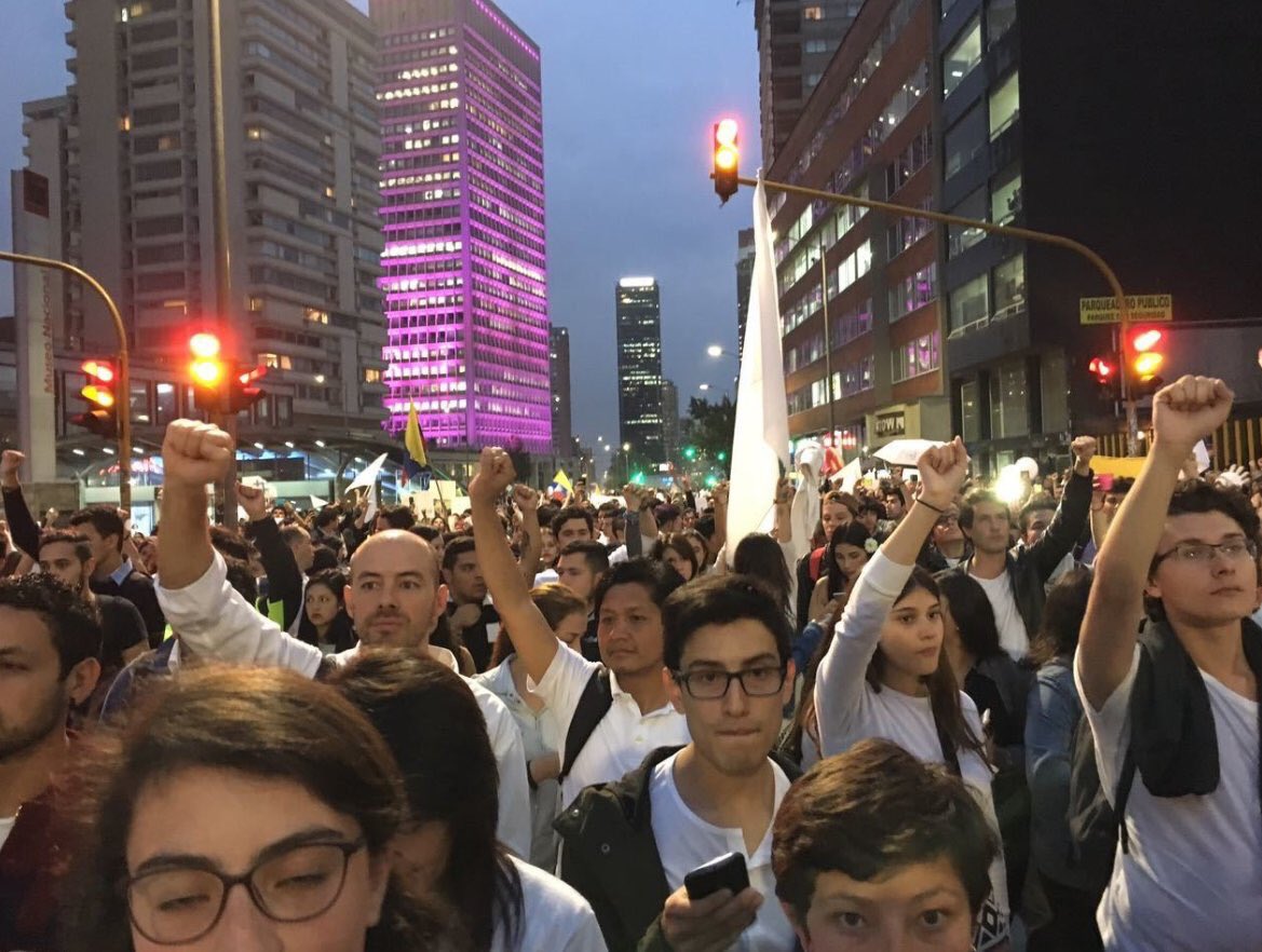 fdbedout's tweet photo. A la paz no la salva hipócritas reuniones palaciegas, ni mascaradas políticas, ni periodistas. La salvan los jóvenes o no la salva nadie. https://t.co/cAlc6L2v16