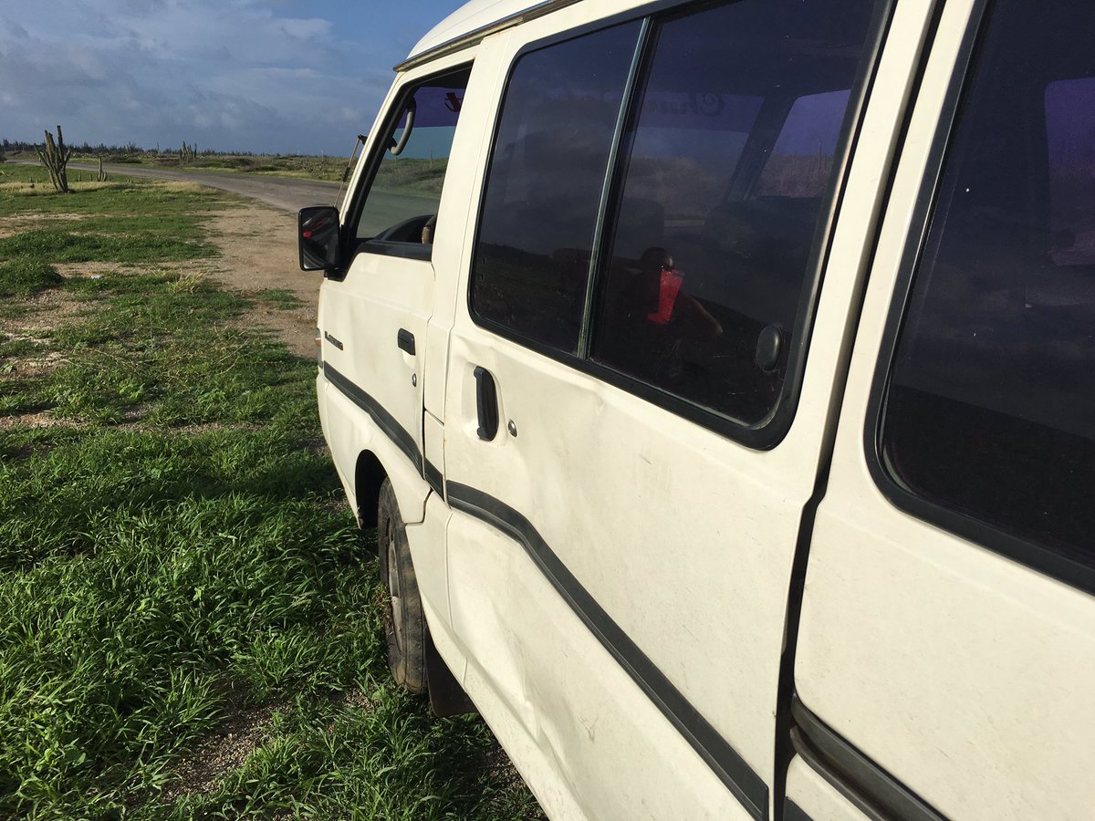 ArubaMissions's tweet photo. Donkey ran into us this morning. Door won't shut and the driver window won't roll up. Everybody walked/drove away safely :) https://t.co/wXZ2uJySSE