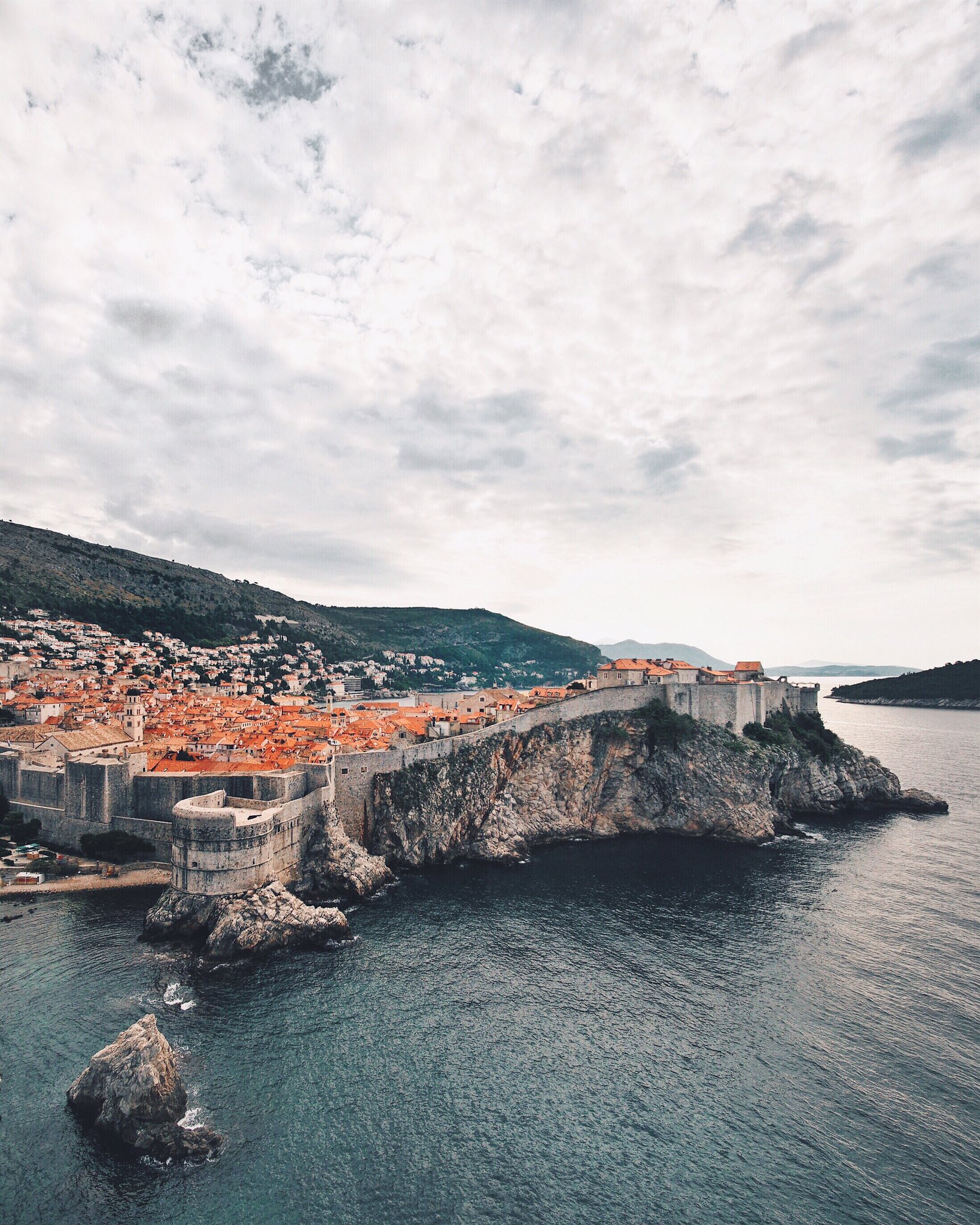 1 pic. The iconic, scarred beauty of Dubrovnik's walled Old Town. https://t.co/yusBwOD5bu