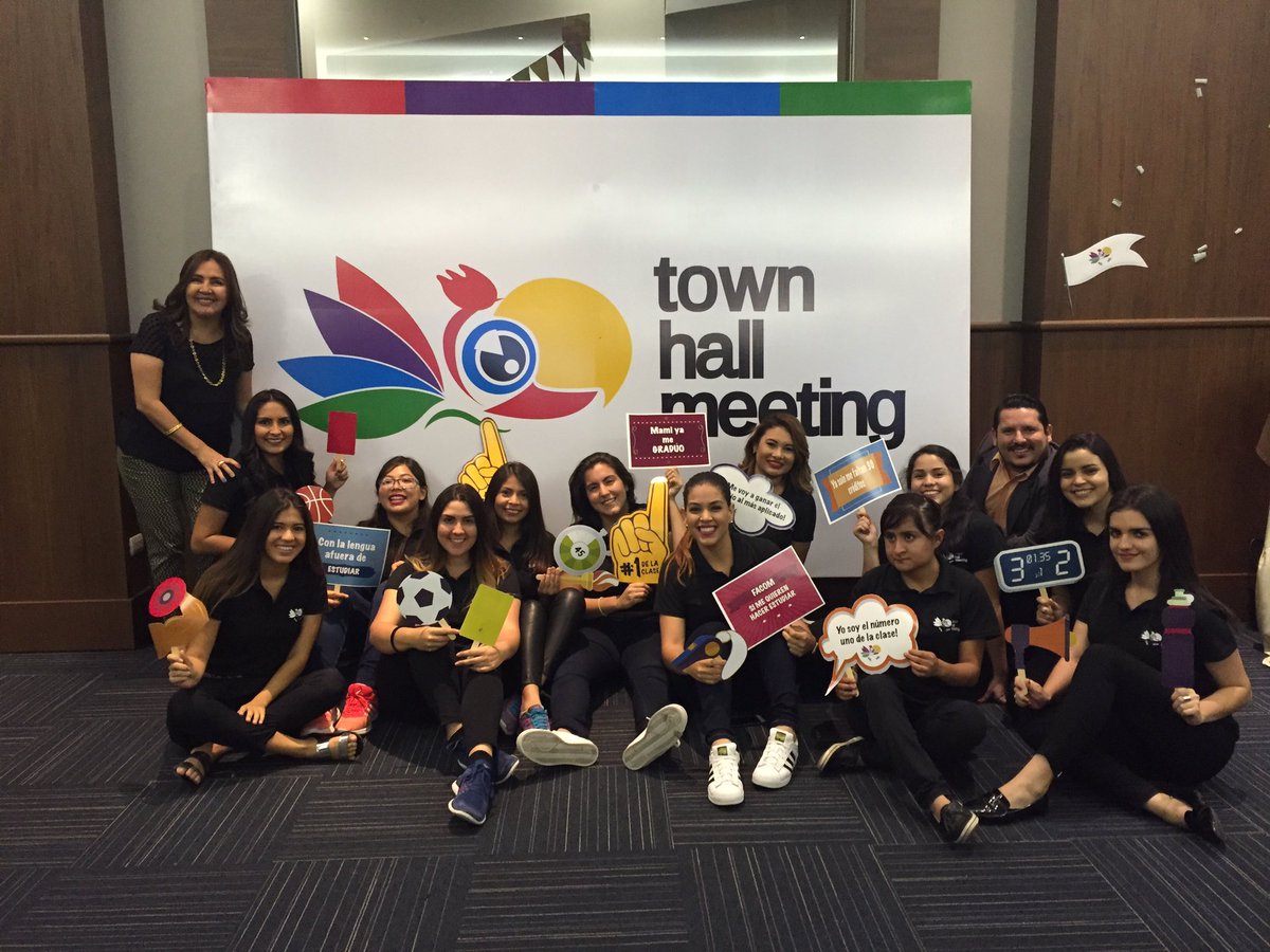 THM_fcom's tweet photo. Ecos de nuestro #THM2016 con el grupo organizador #SomosFcom @uees_ec #periodismo #diseñográfico #comunicacióncorporativa https://t.co/UkAENR4S5z