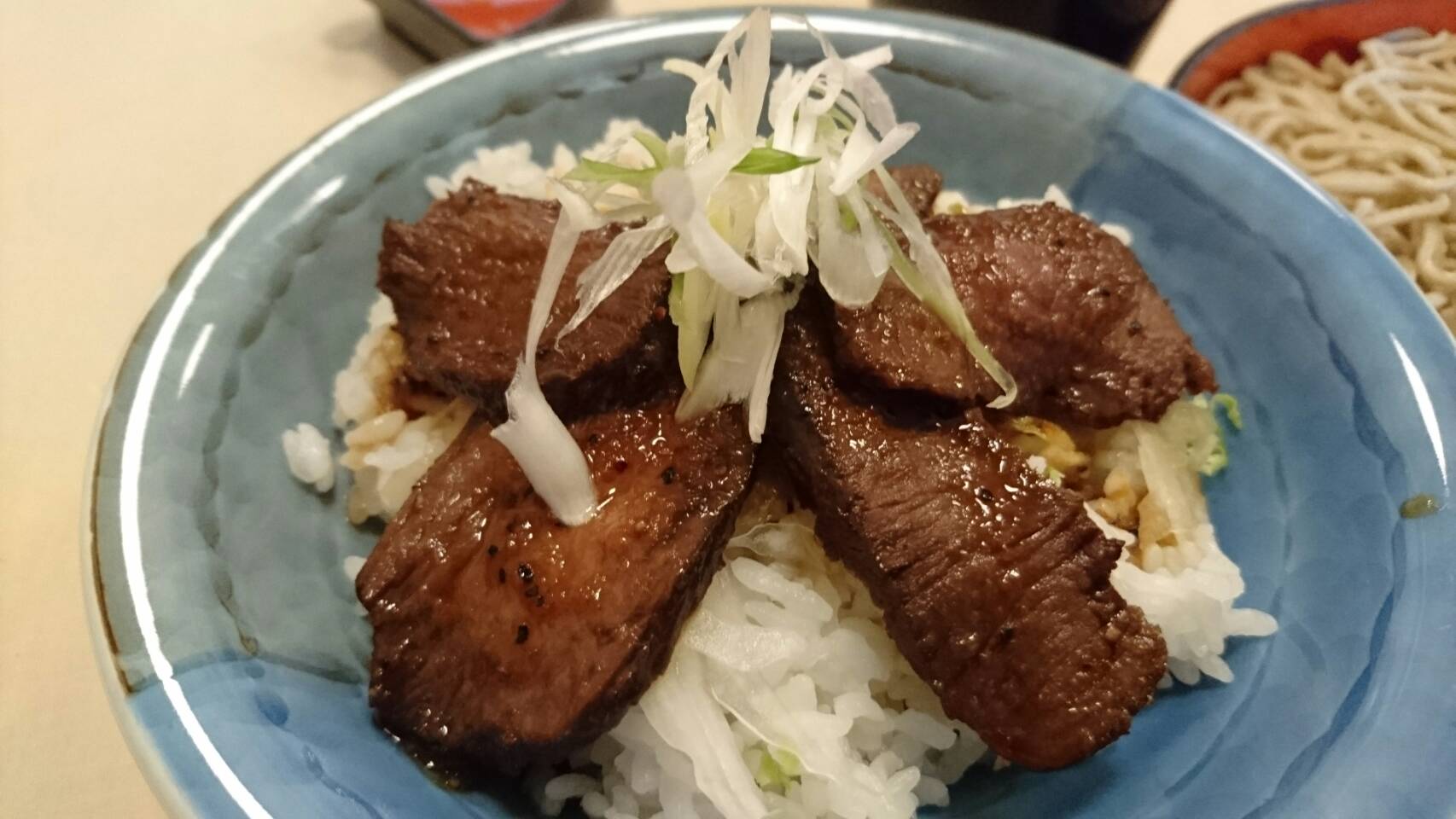 しむかっぴー 占冠村ガイドツーリング 2日目の昼食は湯の沢温泉でお蕎麦と鹿肉丼だぴー みんなで食べるとより美味しいぴー ガイドツーリング 2日目 昼食 ランチ そば 鹿丼 美味しい 満腹 楽しい 一緒 湯の沢 温泉