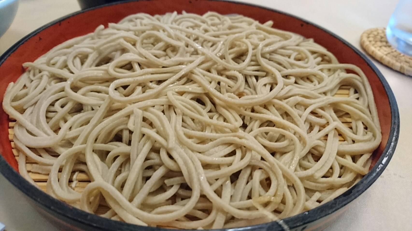 しむかっぴー 占冠村ガイドツーリング 2日目の昼食は湯の沢温泉でお蕎麦と鹿肉丼だぴー みんなで食べるとより美味しいぴー ガイドツーリング 2日目 昼食 ランチ そば 鹿丼 美味しい 満腹 楽しい 一緒 湯の沢 温泉