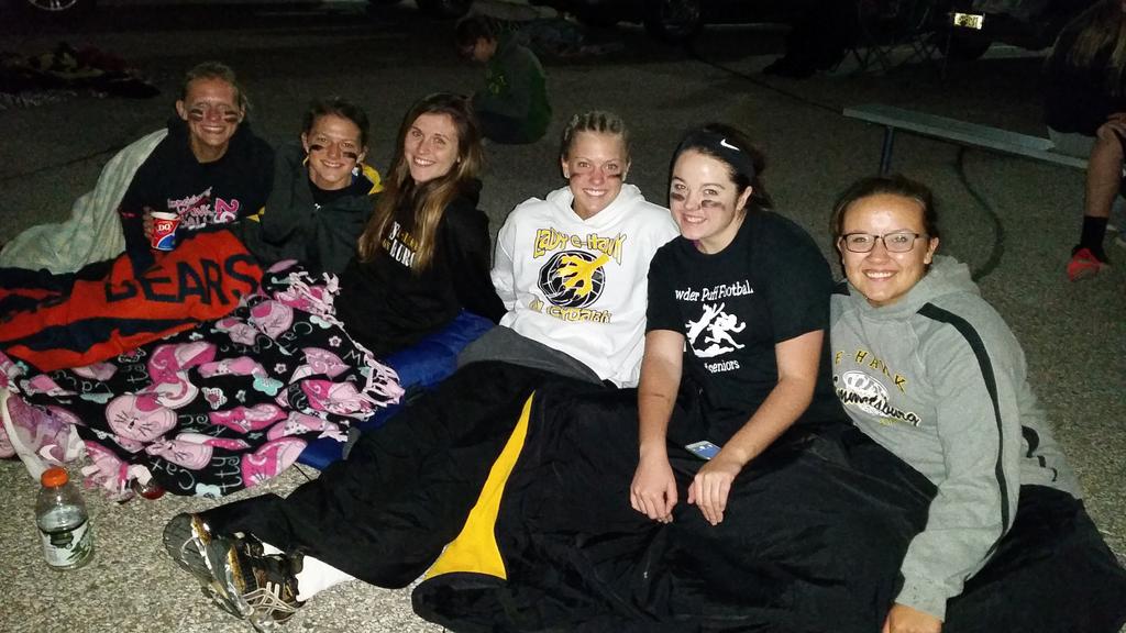 kellyjosephson's tweet photo. Movie on the "lawn" #ehawkpride #ehshoco16 https://t.co/TgSiub9wo9