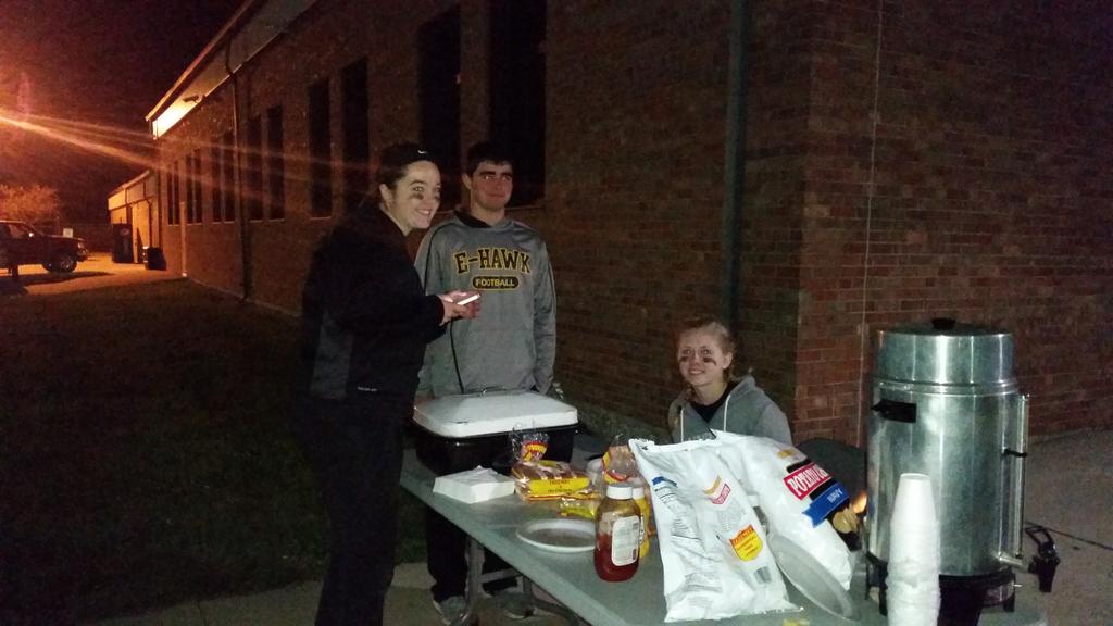 kellyjosephson's tweet photo. Serving food to the movie - goers. ..#ehawkpride #ehshoco16 https://t.co/oDLZOETPpb