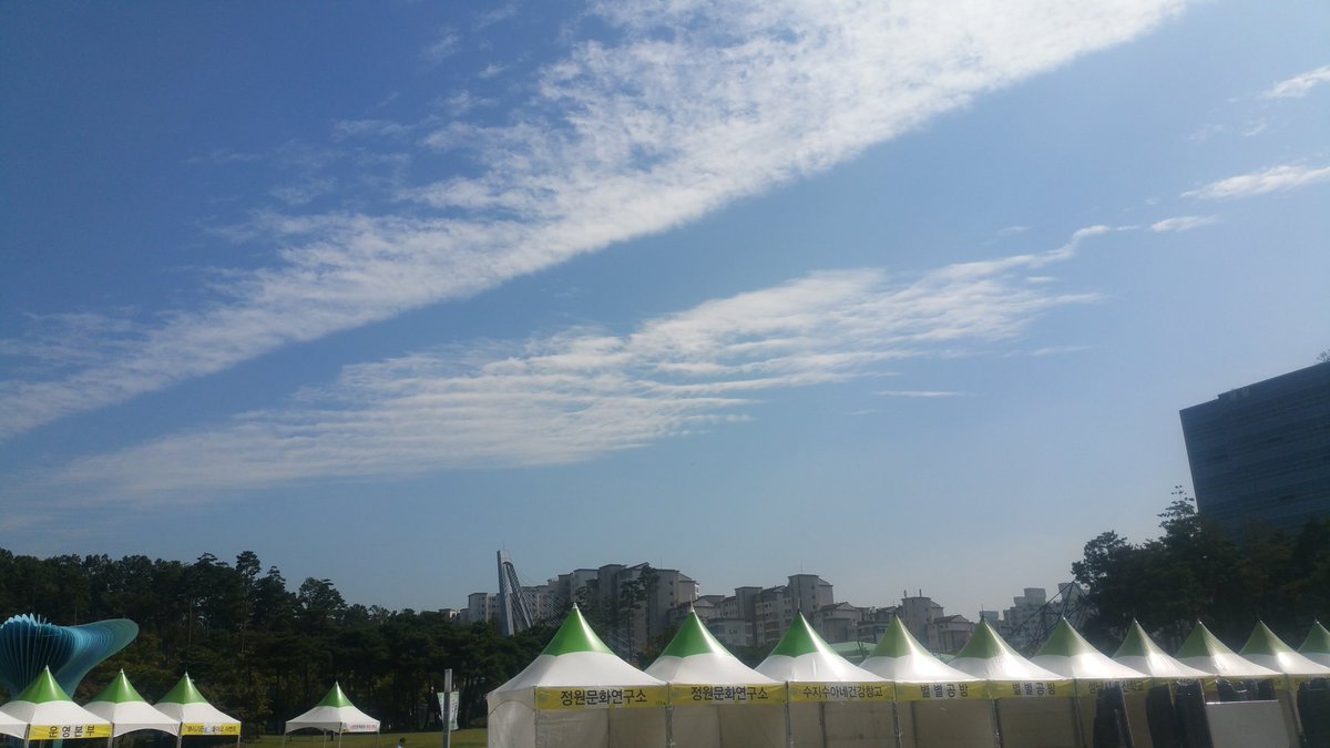 아름다운 꽃으로 느끼는
#성남시청 가을의 향기🍁

내일부터 열리는
경기정원문화박람회 준비가 한창입니다:)

#경기정원문화박람회
#사랑방문화클럽축제
#시민참여예산축제
#시민체육대회 까지

이번 주말
#성남시 로 놀러오세요!