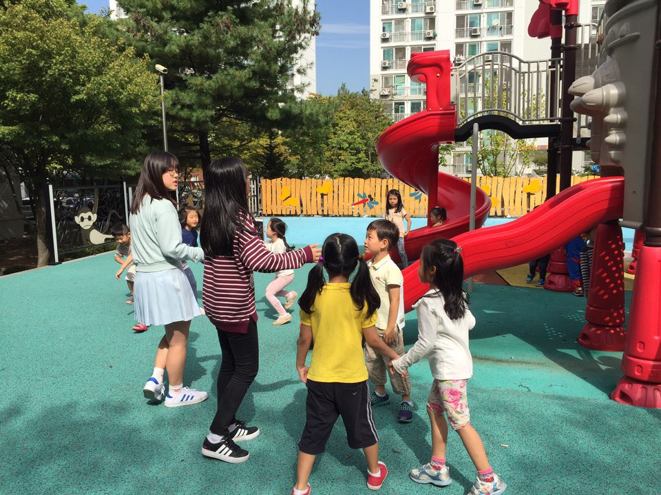 오늘은 직업 체험을 해 보는 학생선생님 두친구가 찾아왔어요~ 무궁화반과 해바라기반 친구들이 걸그룹 댄스도 배워보고 같이 놀이도 하며 즐거운 시간을 보냈답니다*^^*