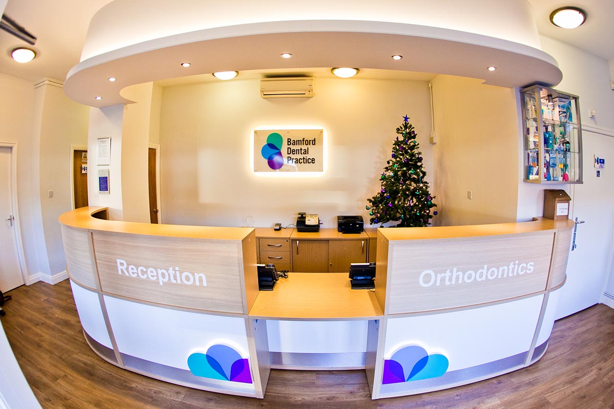 ресепшен на русском языке правильно. ресепшен в офисе. ресепшен. ресепшн вольво. стойка-ресепшн 1200х670х1150.