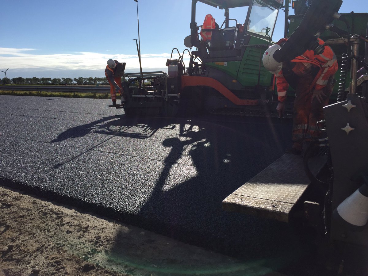 moosterveld's tweet photo. Onder nagenoeg perfecte omstandigheden heeft @BAMInfra_nl  zojuist een start gemaakt met een grote pilot #LEAB-PA 16+ oftewel LEAB ZOAB https://t.co/hEGn4hQm79