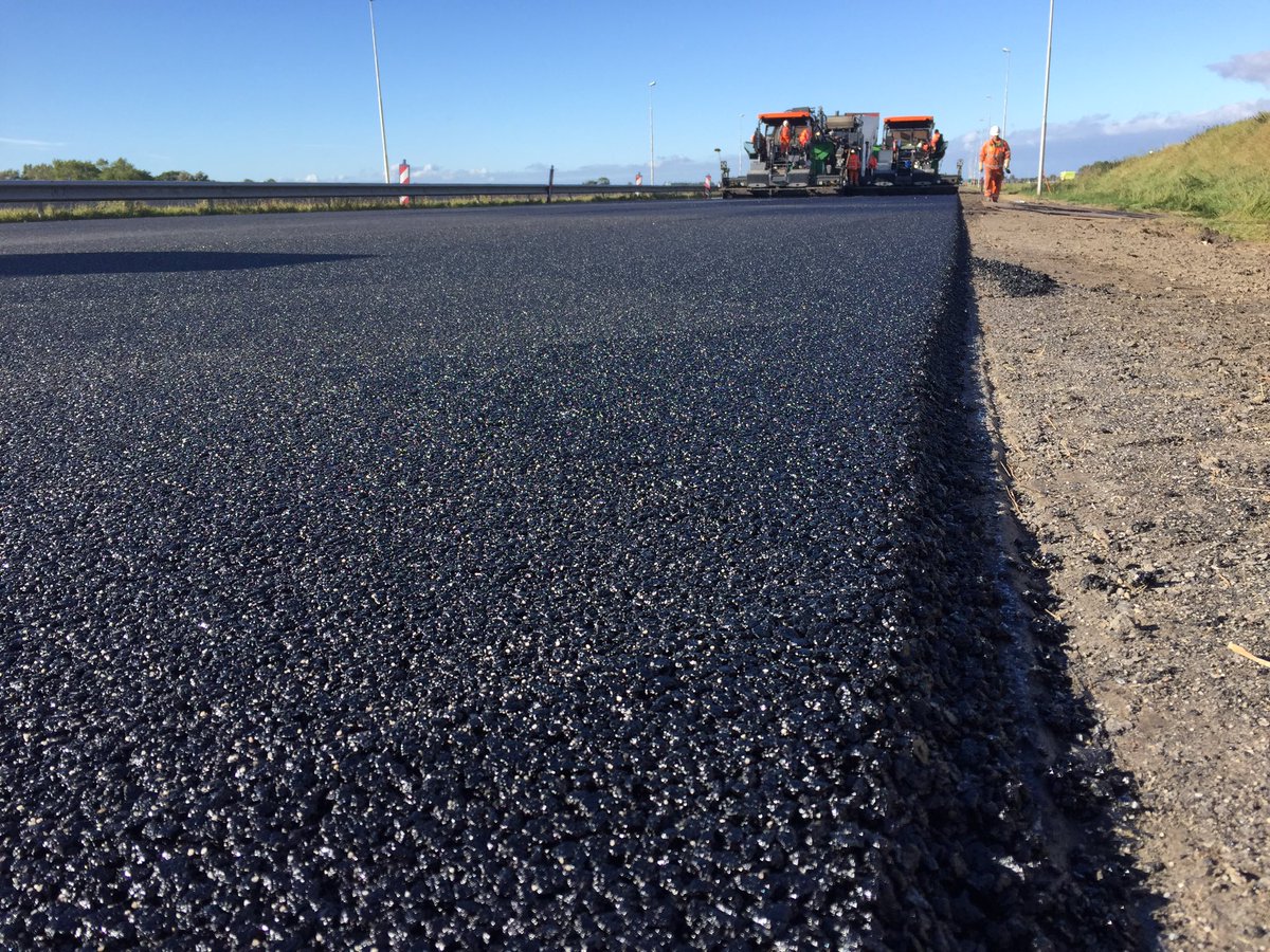 moosterveld's tweet photo. Onder nagenoeg perfecte omstandigheden heeft @BAMInfra_nl  zojuist een start gemaakt met een grote pilot #LEAB-PA 16+ oftewel LEAB ZOAB https://t.co/hEGn4hQm79