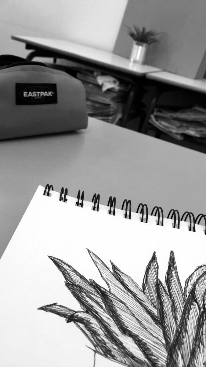 Sanndra2323's tweet photo. Primera clase de dibujo con boli 🤘🏼👍🏼 @msartgallery https://t.co/Pe5Ky3rTWe