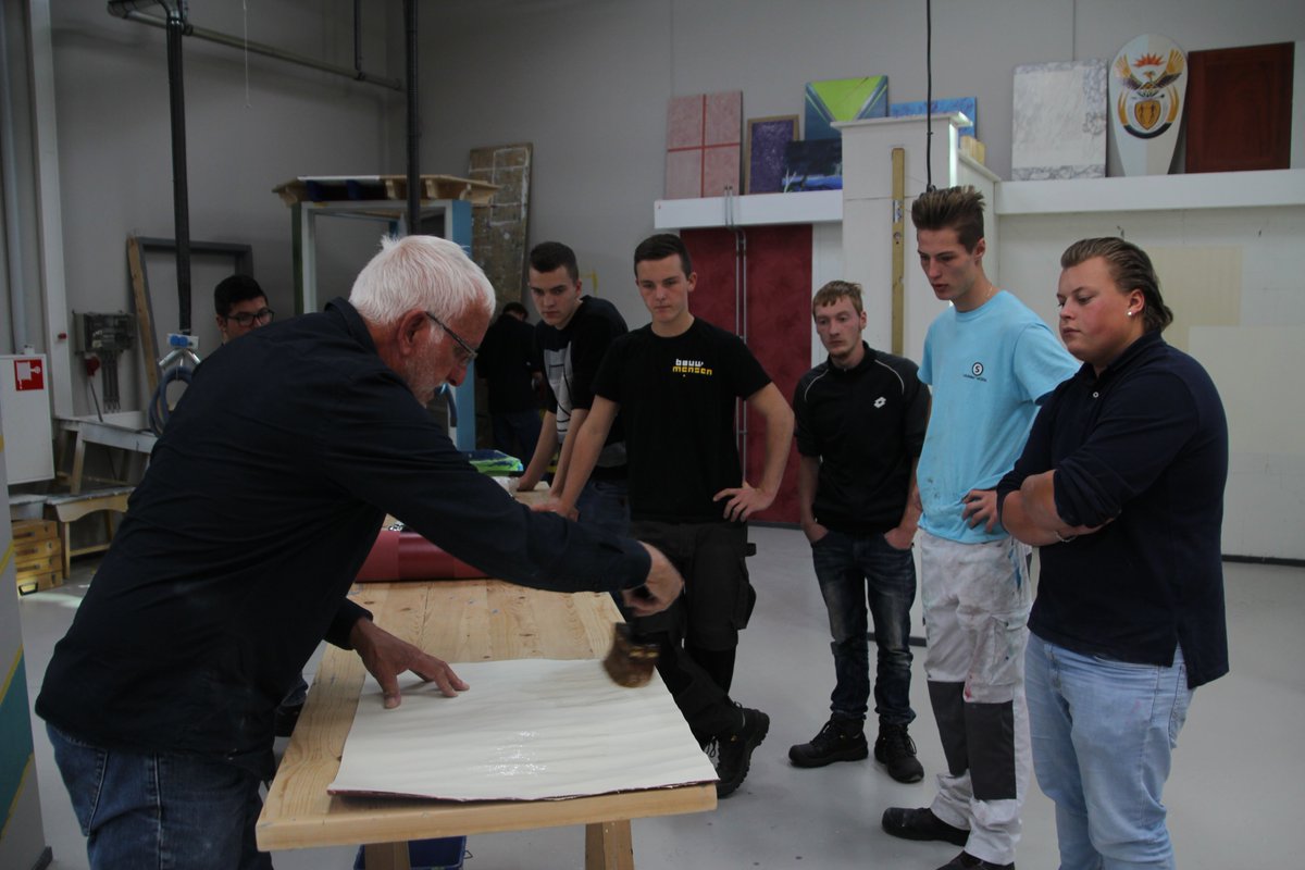 De workshops zijn gestart! Alle eerstejaars zijn hard aan het werk bij de andere disciplines.