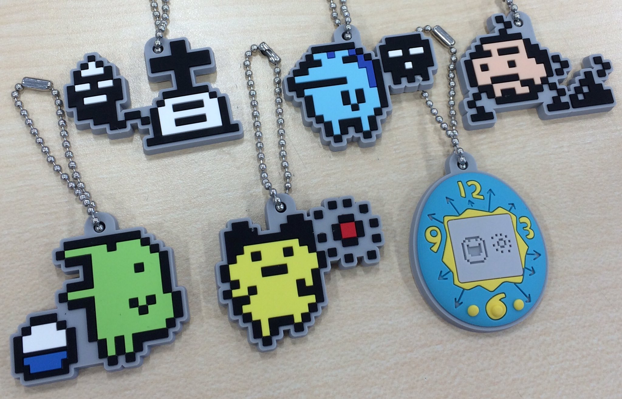 公式 バンダイ ガシャポン 1996年の空前の大ヒットから今年で年 初代たまごっちのキャラクターや育成シーンがドット絵デザインのラバーマスコットになってガシャポンから登場 11月発売予定です お楽しみに たまごっち 初代たまごっち T