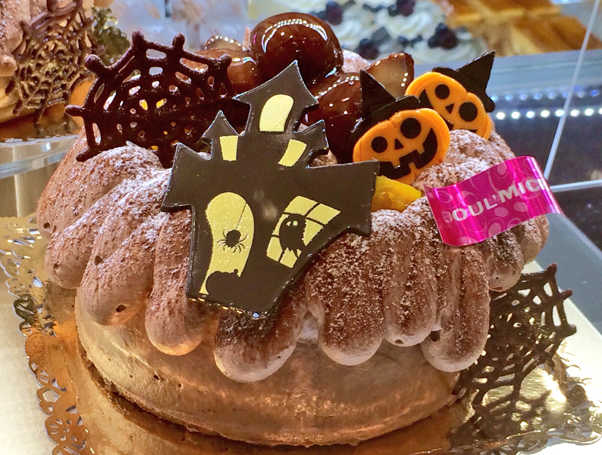 小田急百貨店 町田店 公式 チョコで出来たクモの巣や ゆがんだ家がいかにも ハロウィン らしいでしょ 地下1階 ブールミッシュ の にぎやかハロウィンナイト 2 862円 税込 は 小田急百貨店 町田店限定のケーキなんですよ 洋梨をサンドした