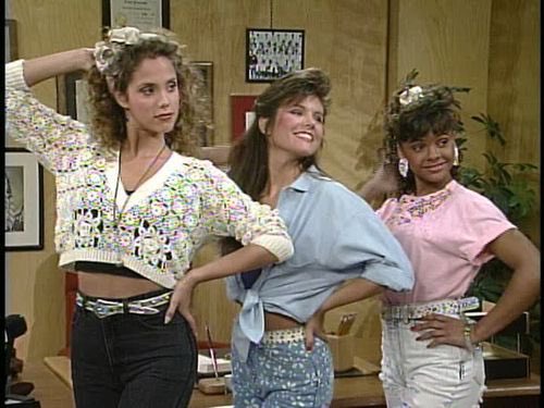 LOWELL2017's tweet photo. THURSDAY IS CLASH OF THE CLASSES!! SENIORS, we're the last 90s kids- put on some throwback clothes and rock the 90s fashion! https://t.co/PLb8yxgbbb