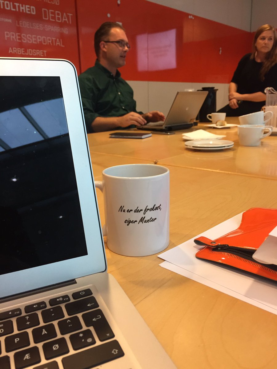 missmunter's tweet photo. Dagens undervisning i det "lokale @DRSporten plejer at holde julefrokost i" jf @linigerDR #storeforventninger 😜 https://t.co/uuIqDNO9iS