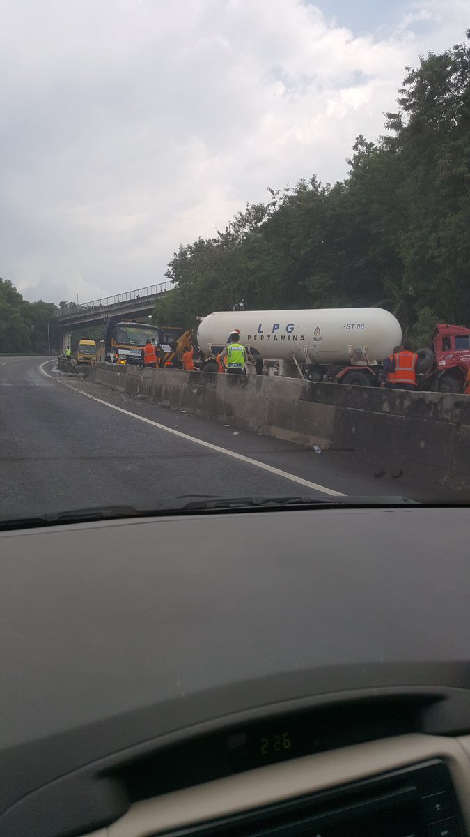Ezra_07's tweet photo. @PTJASAMARGA. Km93 cipularang arah jakarta ada truk lpg sedang dievakuasi https://t.co/ggK9TwA0dn