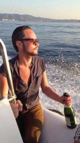 HeidiandPearl's tweet photo. 👏Our very own celebrity stylist Ian!Book your #BlowOutToGoOut now.(Shh some sneaky spaces available this Saturday 👀) https://t.co/4fEQRChyUw