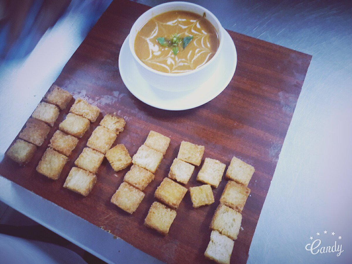 MalayMathur22's tweet photo. #IIHMJAIPUR
#FoodProductionPractical  #Gratinated vegetables #creme of tomato soup
#foodlove#learning https://t.co/KDVuzdVKWr