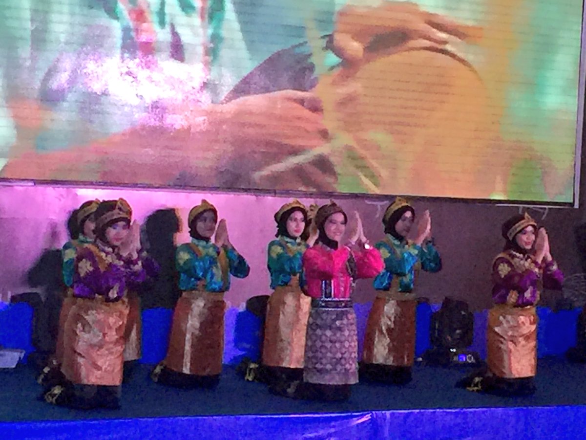 Kemdikdasmen's tweet photo. Penutupan #OPSI2016 dimeriahkan oleh Tari Saman yg dipersembahkan oleh SMAN 78 Jakarta #MENELITIITUSERU https://t.co/7Fzz9dyXyq