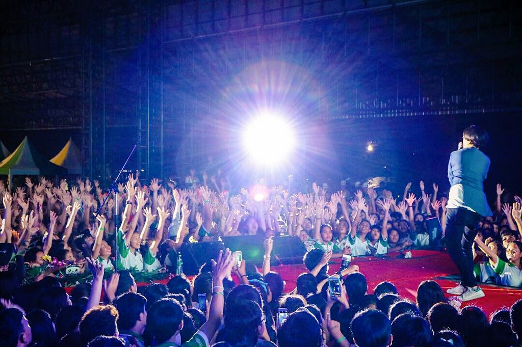 solhopm's tweet photo. @Theconando @boxxmusicteam ขอบคุณหนุ่มสาวชาวรำไพพรรณีมากมาย • #nann #อีกนานแค่ไหน #emptiness #boxxmusic #musicmoveentertainment https://t.co/To2D6pFIAO
