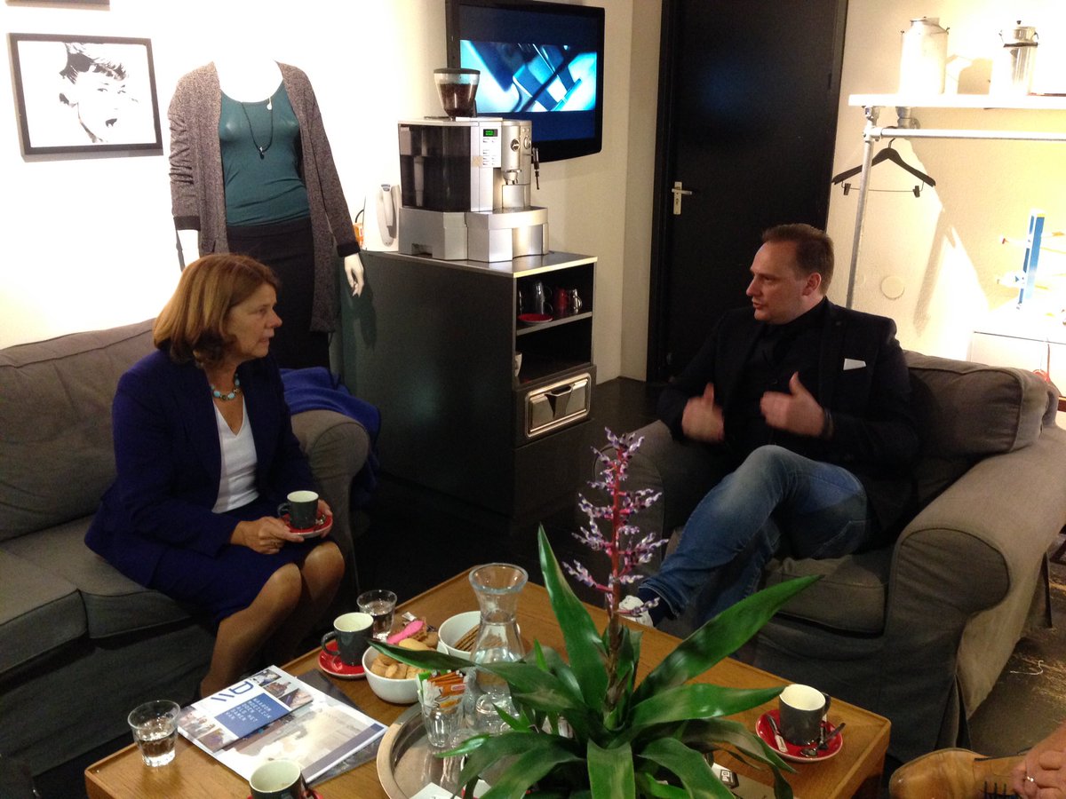 FerrieForster's tweet image. En even op bezoek bij @YvoSonneveld voor de pilot horeca/detailhandel, marketinginitiatieven uit de stad en magazine @BlauwwDelft. #Delft