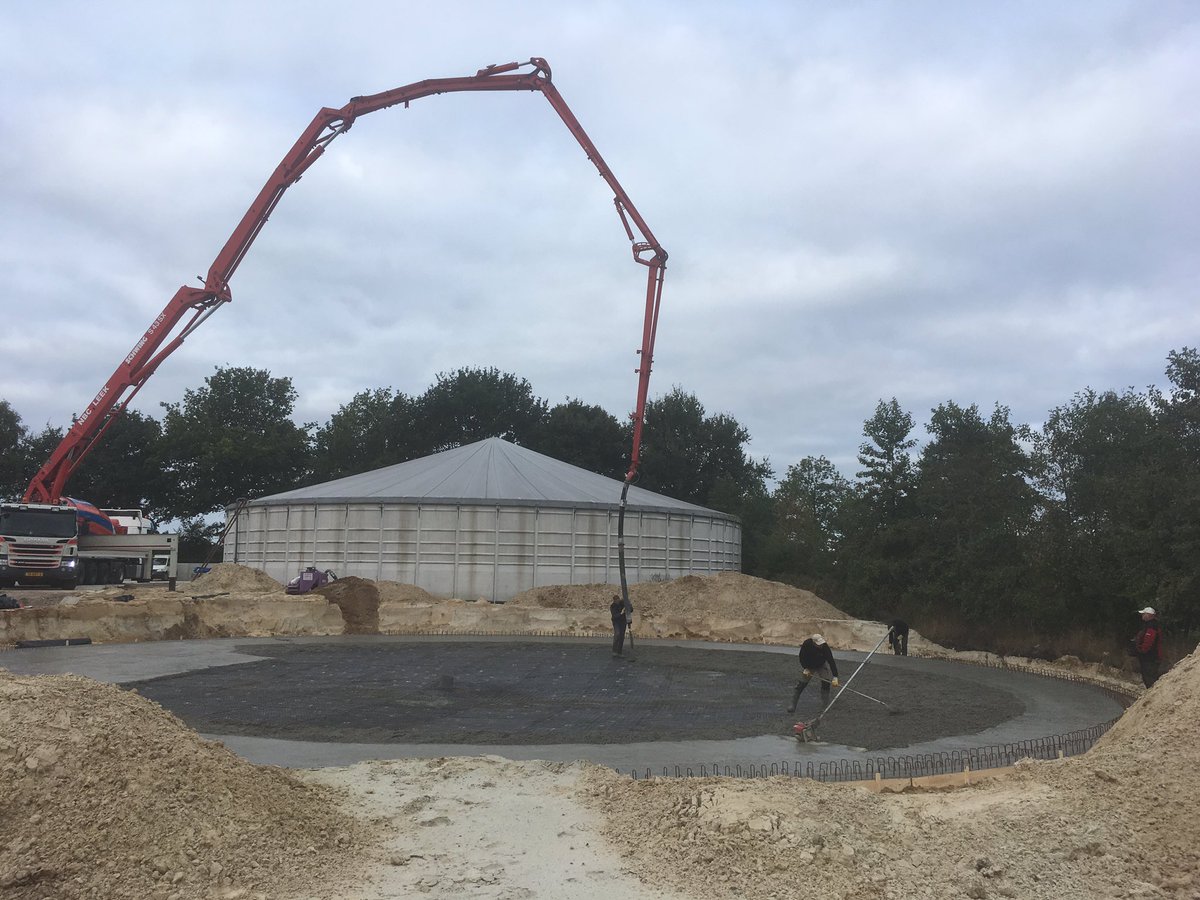 sabinegrobbink's tweet photo. Gaan heel wat vrachtwagens beton in vloer! #mestsilo https://t.co/aGQUQjhCPj