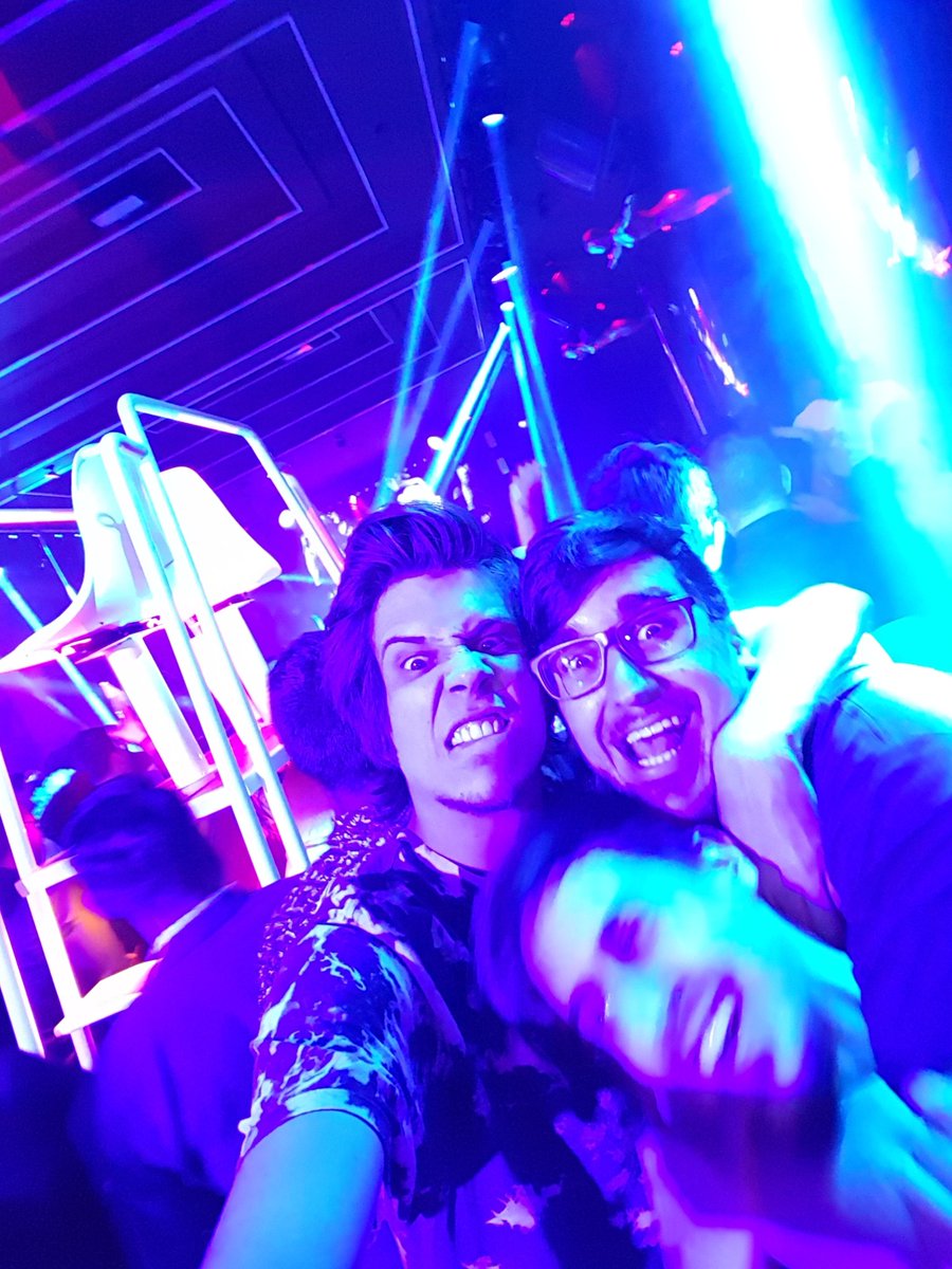 Rubiu5's tweet photo. Ultima noche en Las Vegas. Estamos a punto de matar al niño @aLexBY11 @mangelrogel #bassdrop https://t.co/7xjNNiYGaX