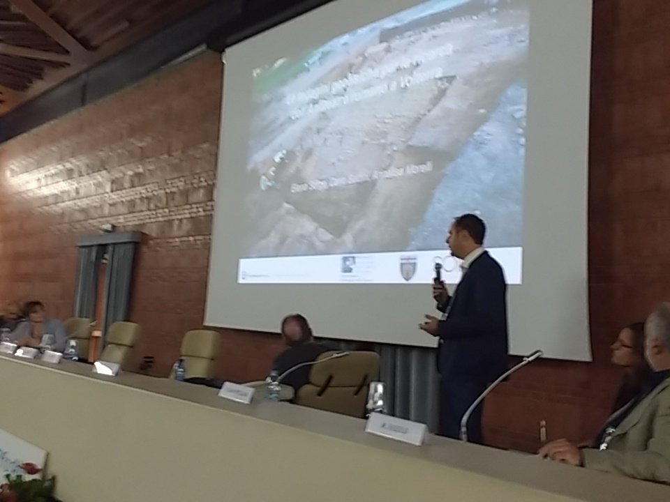 rcarlucci's tweet photo. Inizia ora la presentazione della scoperta dell'anfiteatro di #Volterra #TFA2016 da Carlo Gattini #Unigenova e Annalisa Morelli #Soing https://t.co/WtdZDlv5IC