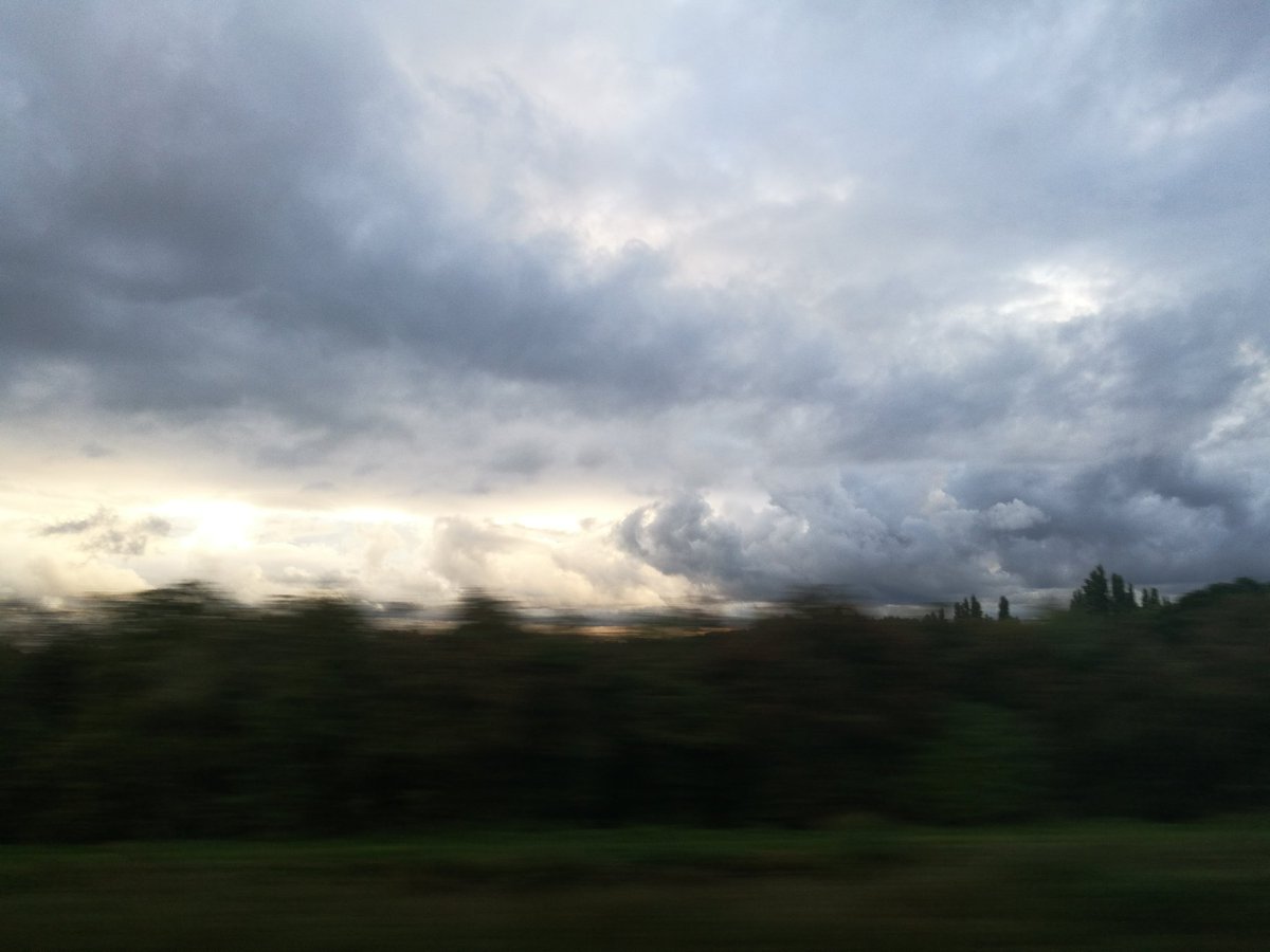birdgeball's tweet photo. 17.12 Stoke to Euston #virgintrains#immense #dramaticclouds #stormsahead https://t.co/jlSmFMv3vF
