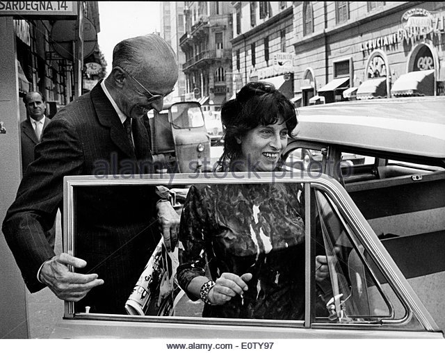 Citta_Pasolini's tweet photo. @ric_annamagnani @robinmonotti Anna #Magnani prende la sua macchina, accanto a lei, Ercole #Graziadei (C) Alamy https://t.co/YetHBq02Qa