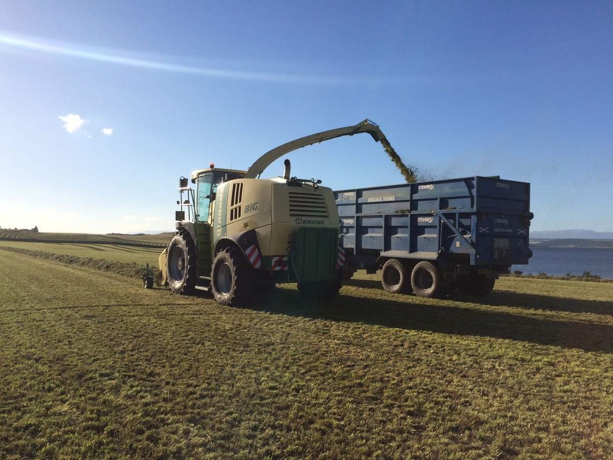 Chopping 3rd and 4th cut grass down to 5mm with the #BiGX 770 for the #biogas plant at #MidcoulFarms with #AlistairYoungEngineering