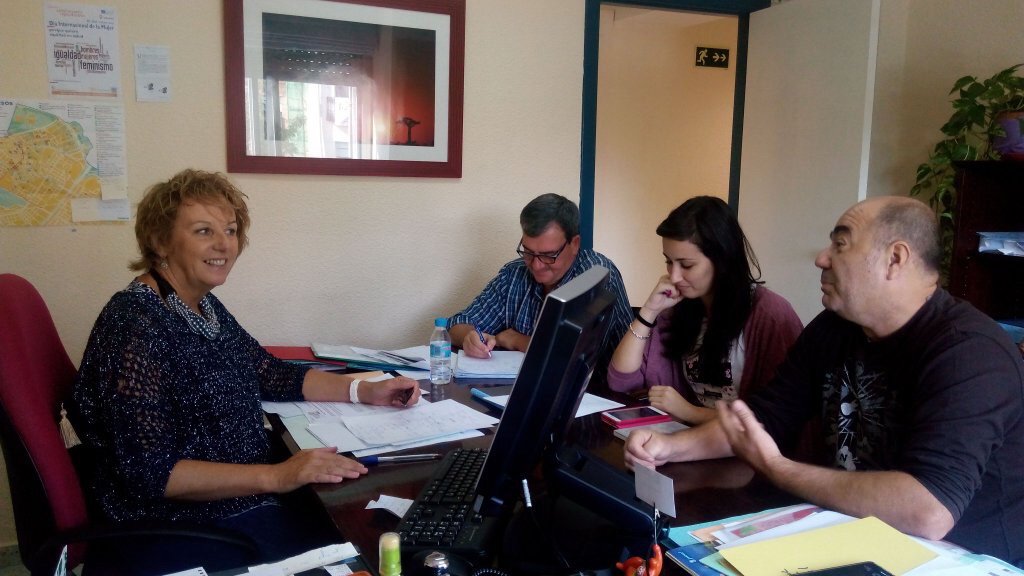 Equipos de #prevención: La dirección del CMS Villa de Vallecas y Educador Social CAD, diseñando la intervención del proyecto #QuiereTMucho