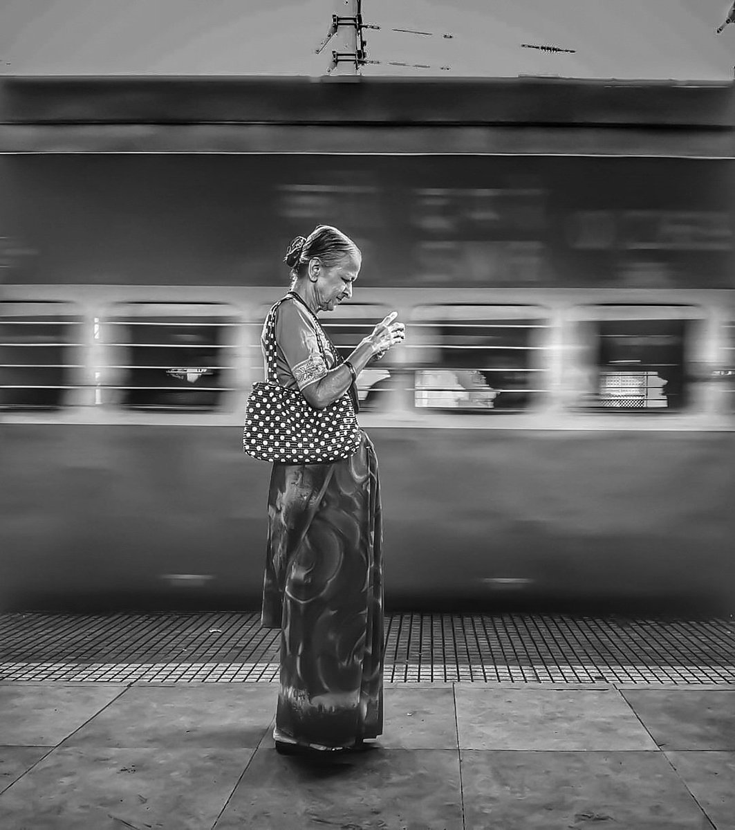windowseatprj's tweet photo. SENDING SAFE JOURNEY
An old lady totally engrossed in mobile while train is running in the background.
@mysterious_guy_17
#windowseatproject https://t.co/32BstzPfLA