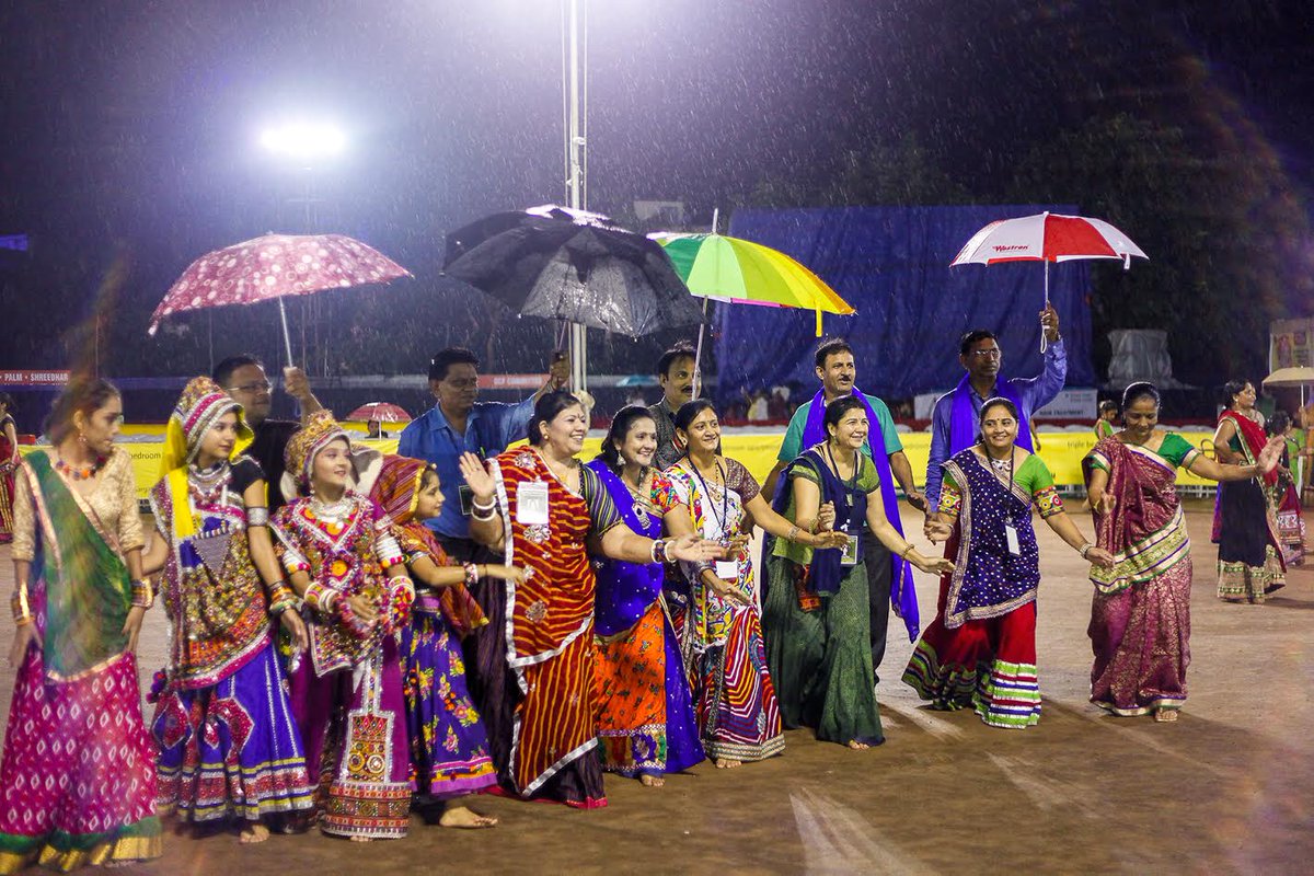 Rain threat to lessen, Garba goers gearing up to make up for loss