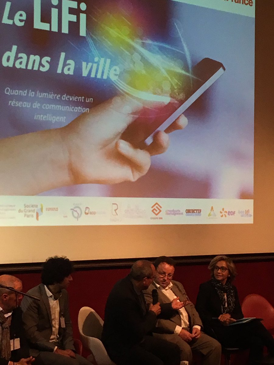 Partagerlaville's tweet photo. "Une innovation francilienne" - @vpecresse #lelifidanslaville #LiFi @oledcomm @iledefrance @SLA_echos @GrandParisMGP https://t.co/L9MhEKzsIJ
