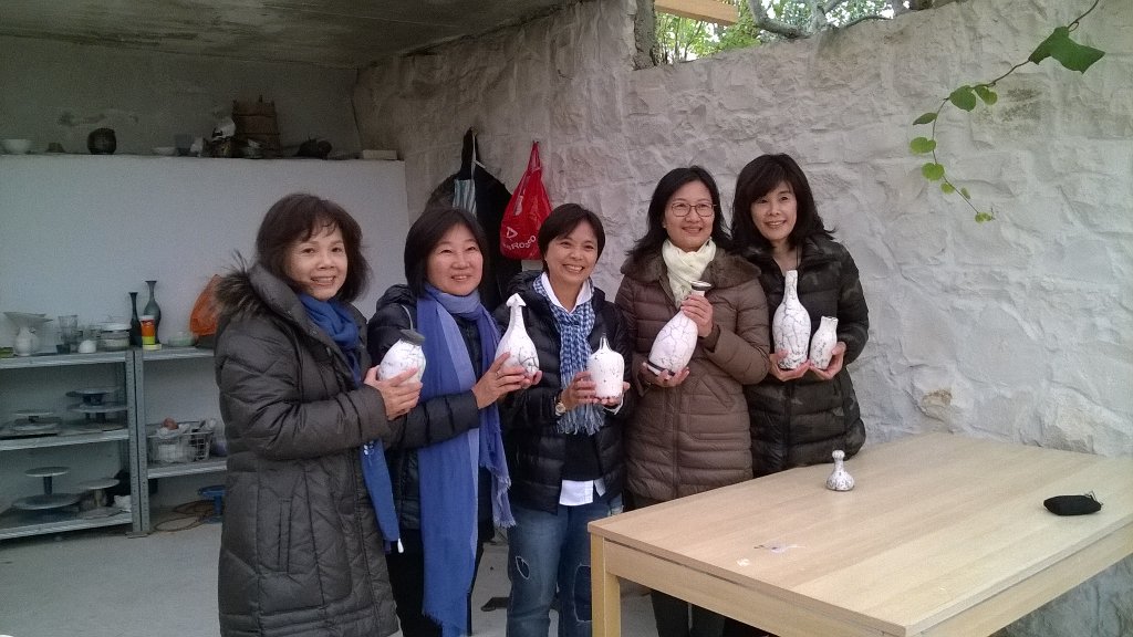 Rakugarden's tweet photo. Showing their naked raku! #raku #rakugarden #potterycourse #ceramic https://t.co/lrLfHVW4Qp