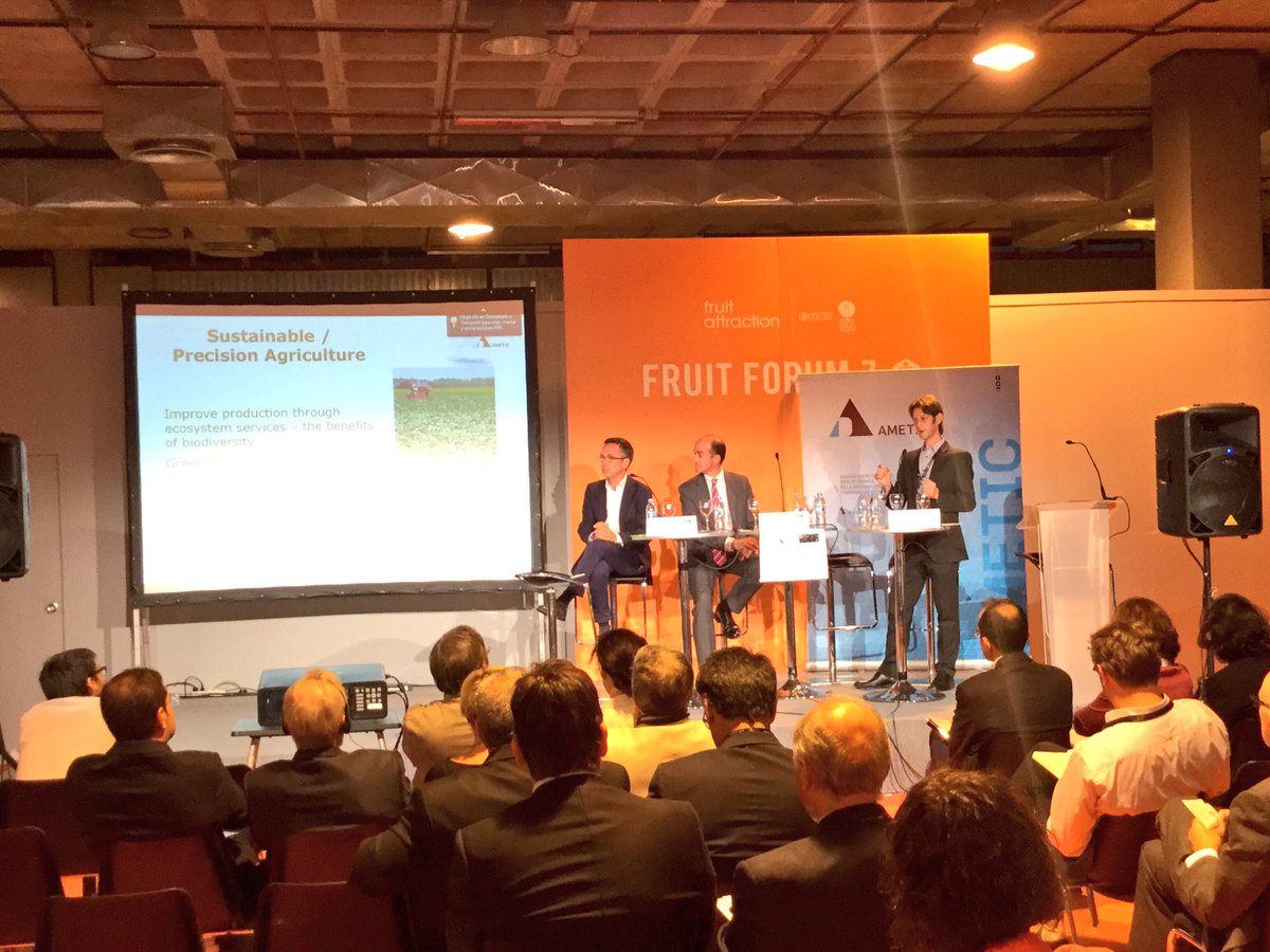 SIN_Spain's tweet photo. Precision Agriculture to improve yields in a more sustainable way, Phillip Davis explains #FruitAttraction2016 https://t.co/UHvqNaXpA4