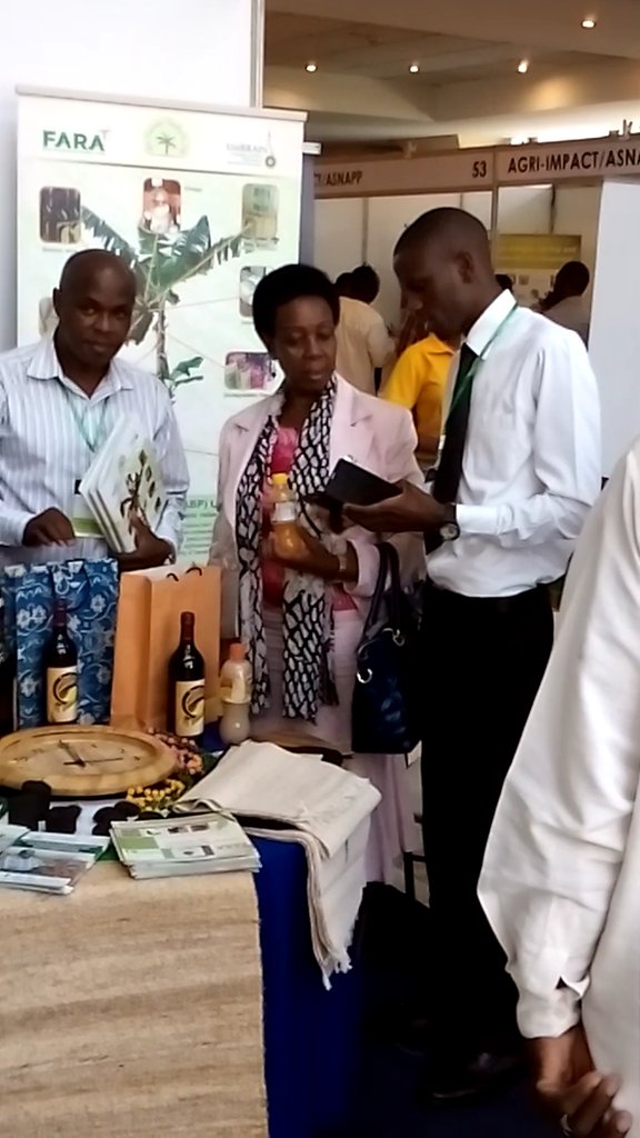 MorrisMaina_'s tweet photo. @TumusiimeRhoda listens keenly as sam, CEO @uhurudrinks takes her thru his brilliant innovations at #AAINTSB #TurningScienceIntoBusiness https://t.co/ZBdNtxwoml