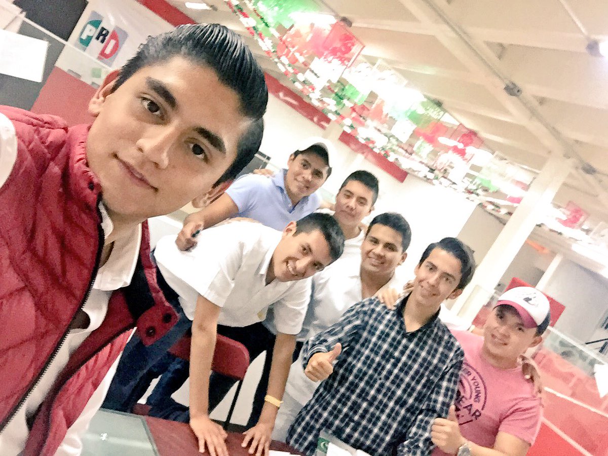 LFHuitron's tweet photo. El día de ayer en reunión con la estructura de #ChavosRedEDOMEX en el bonito municipio de CIzcalli, coincidimos en #QueSeaDeLaRed. https://t.co/vlhBcAfFQd