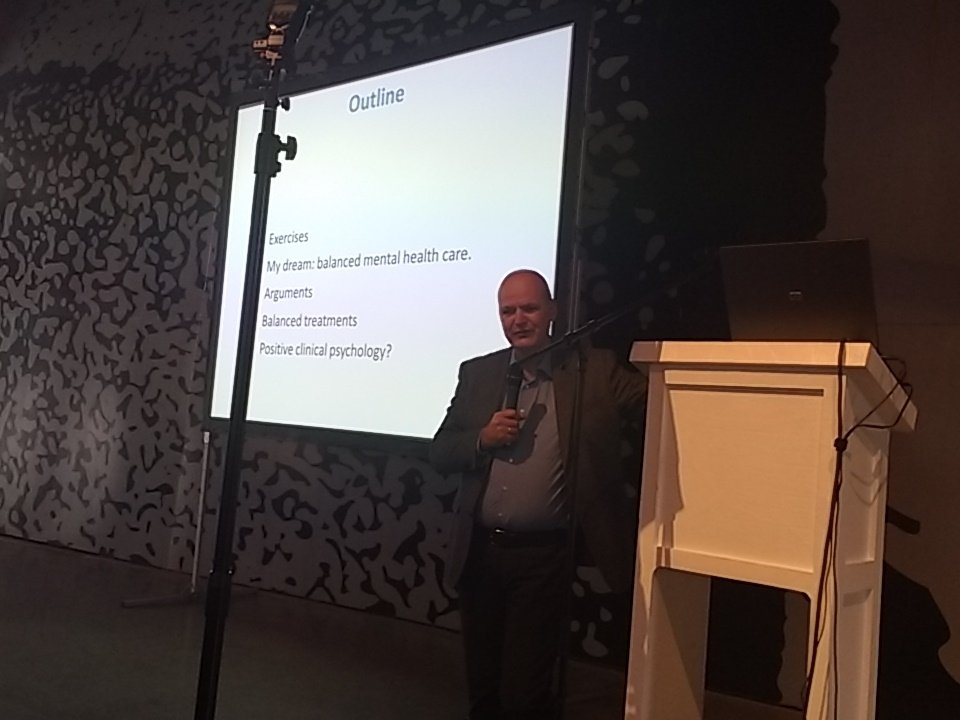 ptcongres2026's tweet photo. Prof dr Ernst Bohlmeijer droomt over de toekomst van de GGz #PT2026 #wadaoz https://t.co/6wvjVVsak1