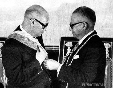 JADFColina's tweet photo. Betancourt entregándole la banda presidencial a su compañero y amigo Raúl Leoni, en 1964. https://t.co/wc7F1M6nAi