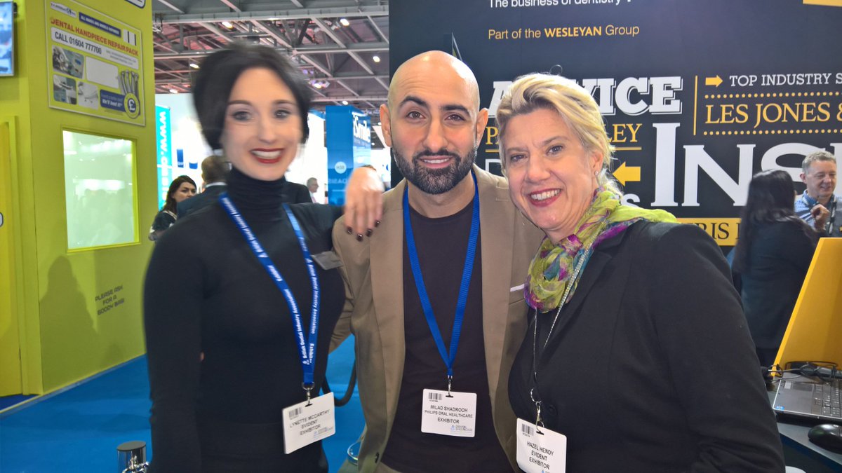 Una_Evident's tweet photo. Making musical friends @DentalShowcase #singingdentist https://t.co/ZsRLytEpvT